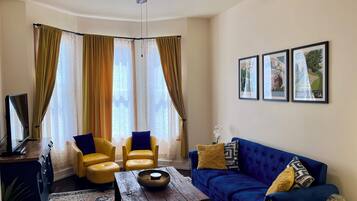 TV connectée, cheminée, lecteur de DVD, baby-foot