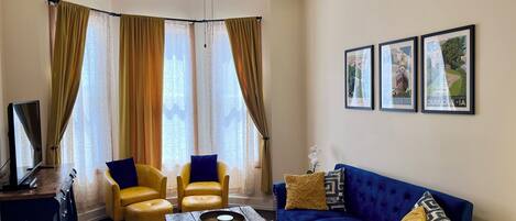 TV connectée, cheminée, lecteur de DVD, baby-foot