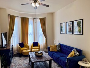 TV connectée, cheminée, lecteur de DVD, baby-foot