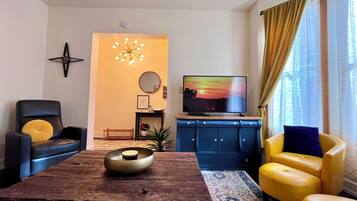 Smart-tv, pejs, dvd-afspiller, bordfodbold