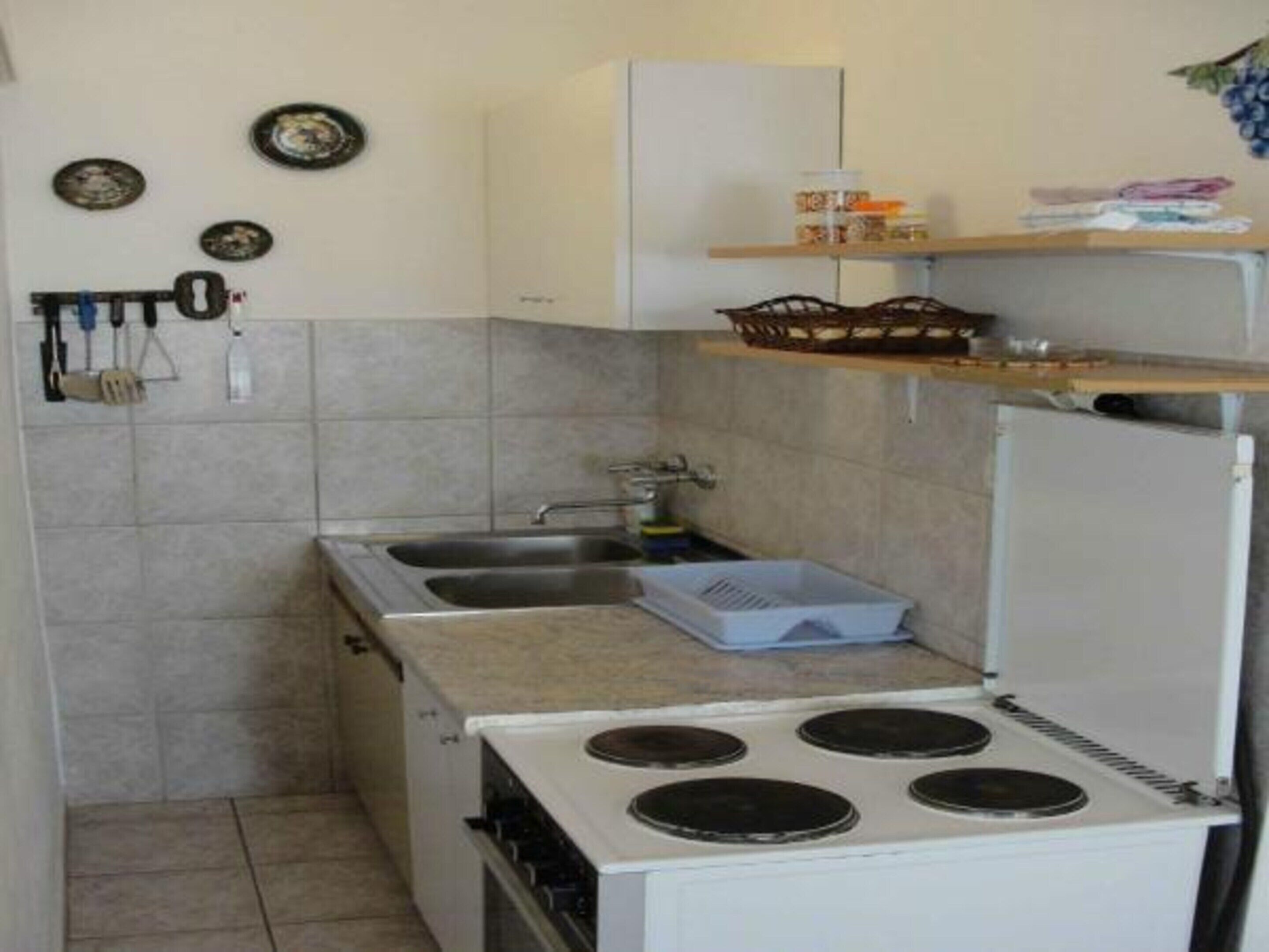 Departamento | Cocina privada | Refrigerador, horno, parrilla de estufa y tetera eléctrica 