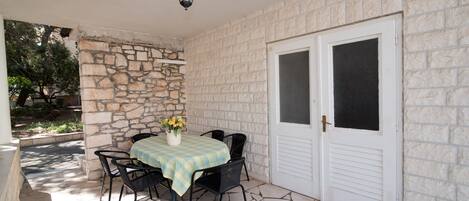 Apartment | Outdoor dining