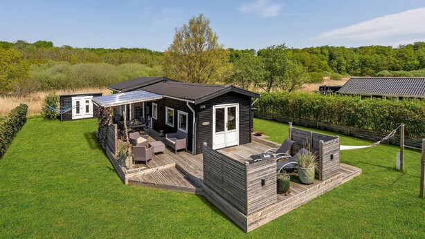 A small, single-story cabin with a patio area, a deck, and a fenced garden. - Beautiful home in Haderslev with WiFi (Haderslev)
