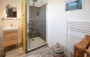 Shower - Beautiful home in Pernes-les-Fontaines (Pernes-les-Fontaines)