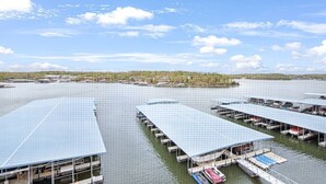 Uma marina com vários barcos atracados e estruturas cobertas.