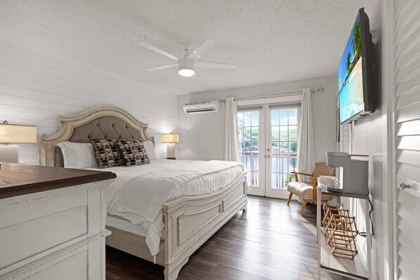 4 bedrooms, WiFi, bed sheets - TIME WELL SPENT! Luxury Lake House w Dock & HotTub (Rocky Mount)