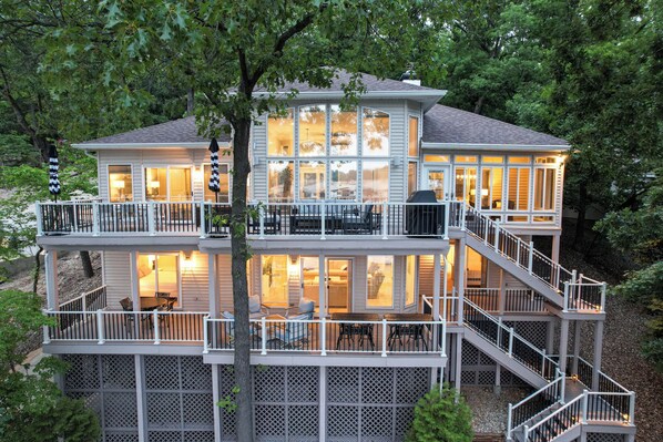 Exterior - Ultimate Lake Dream! 5 bdrms & Sleeps 19 Guests! (Sunrise Beach)