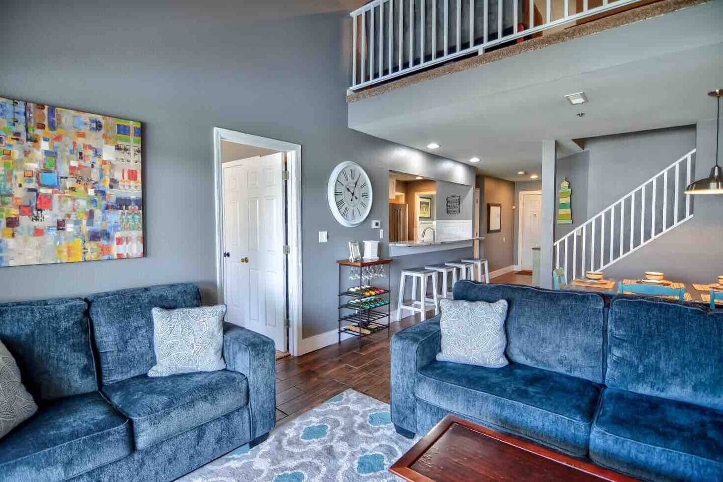 7 Bedrooms! 3 pools & Stunning Lakeside Views!