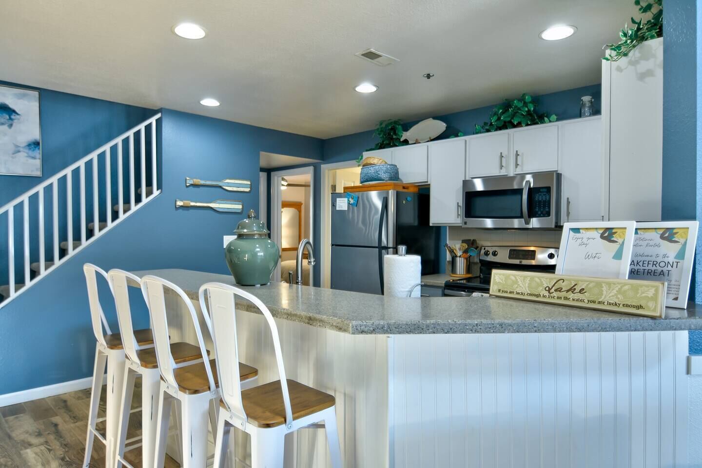 7 Bedrooms! 3 pools & Stunning Lakeside Views!