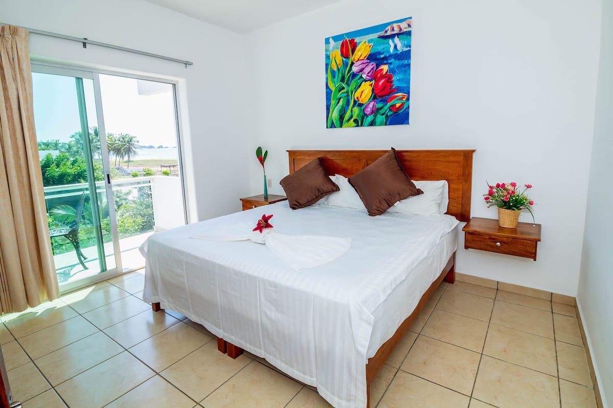 Singola Classic, 1 letto king, non fumatori, vista mare parziale | 1 camera, Wi-Fi gratuito, lenzuola