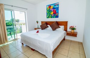 Classic Single Room, 1 King Bed, Non Smoking, Partial Sea View | Free WiFi, bed sheets - Casa Pridda (Puerto Escondido)
