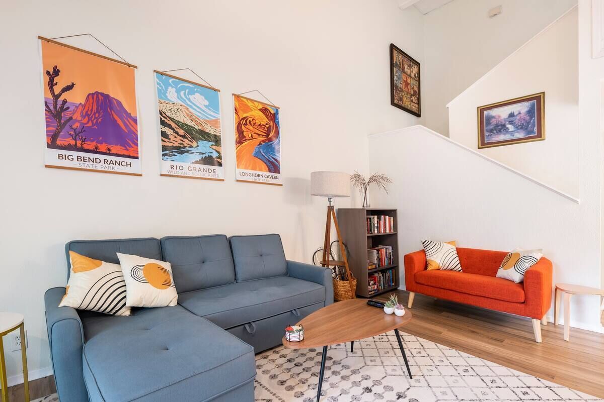 Spacious 3BR minutes from downtown & Rainey w/pool + King suite. Near airport