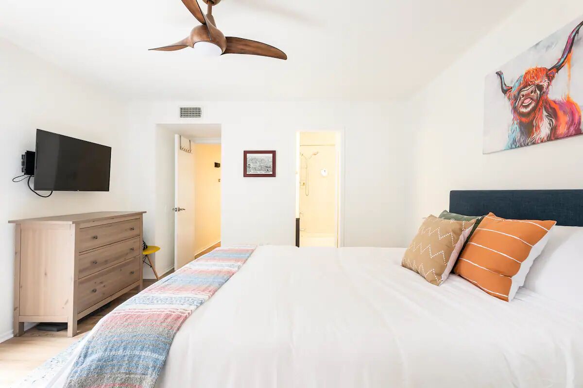 Spacious 3BR minutes from downtown & Rainey w/pool + King suite. Near airport