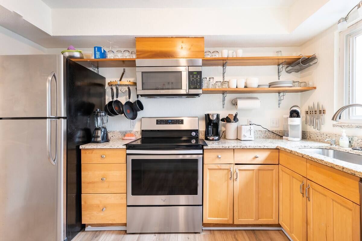 Spacious 3BR minutes from downtown & Rainey w/pool + King suite. Near airport