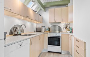 Køleskab, kogeplade, opvaskemaskine, kaffe-/temaskine