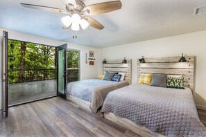 3 bedrooms, iron/ironing board, WiFi, bed sheets - 🔥 Hot tub, 🏞️ Upper Deck, 🌌 Cozy Fireplace, 💫 Fun, 1/2 mile to Casino🎲  (Broken Bow)