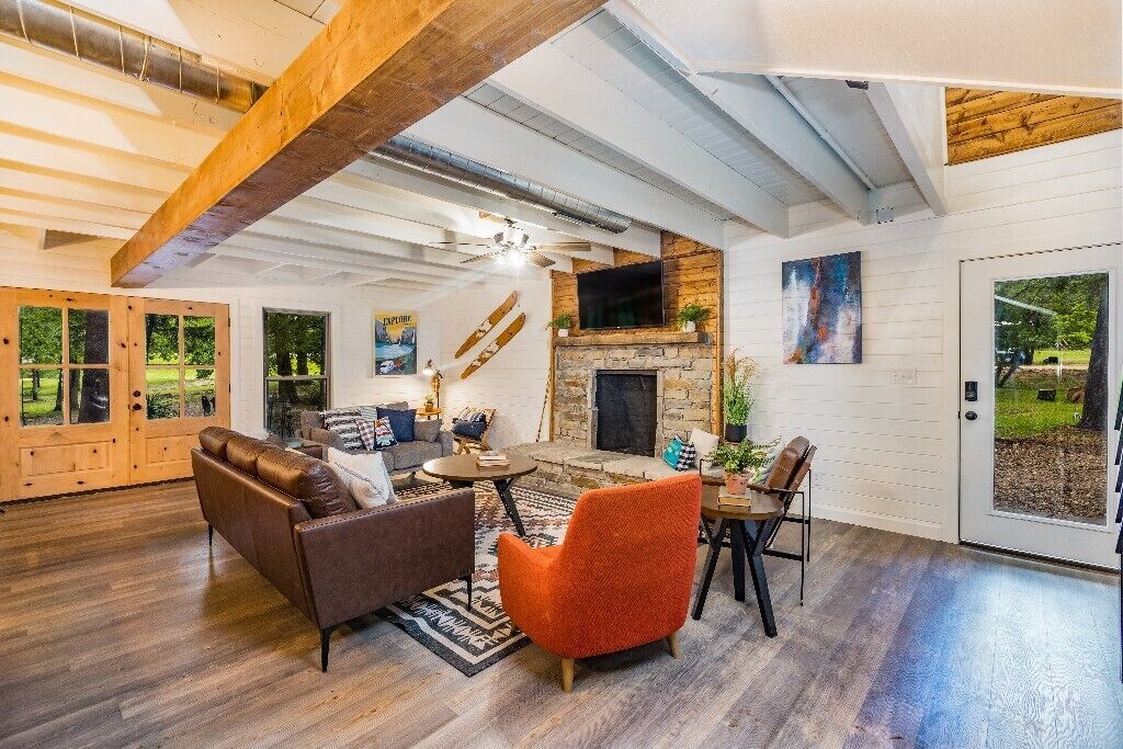 Oak & Pine - Charming Lakehouse Vibes