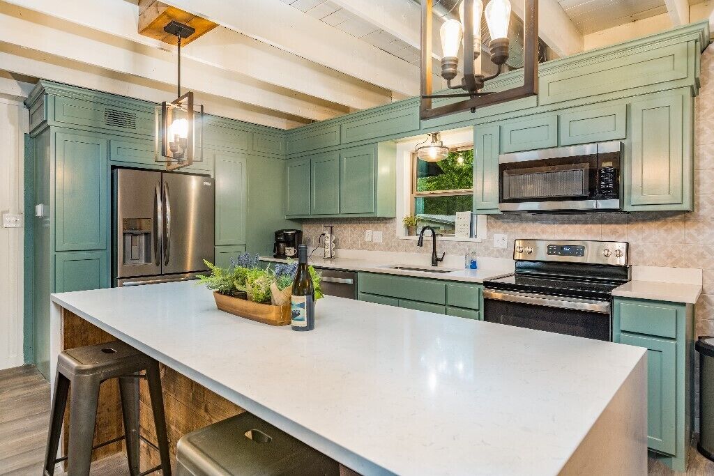 Oak & Pine - Charming Lakehouse Vibes