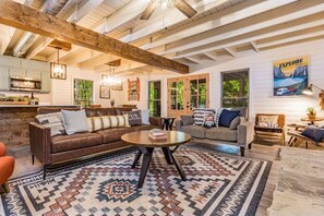 Smart TV, fireplace - 🔥 Hot tub, 🏞️ Upper Deck, 🌌 Cozy Fireplace, 💫 Fun, 1/2 mile to Casino🎲  (Broken Bow)