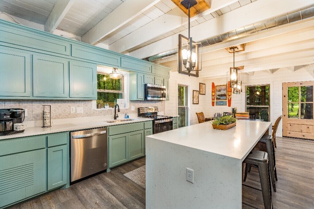 Oak & Pine - Charming Lakehouse Vibes