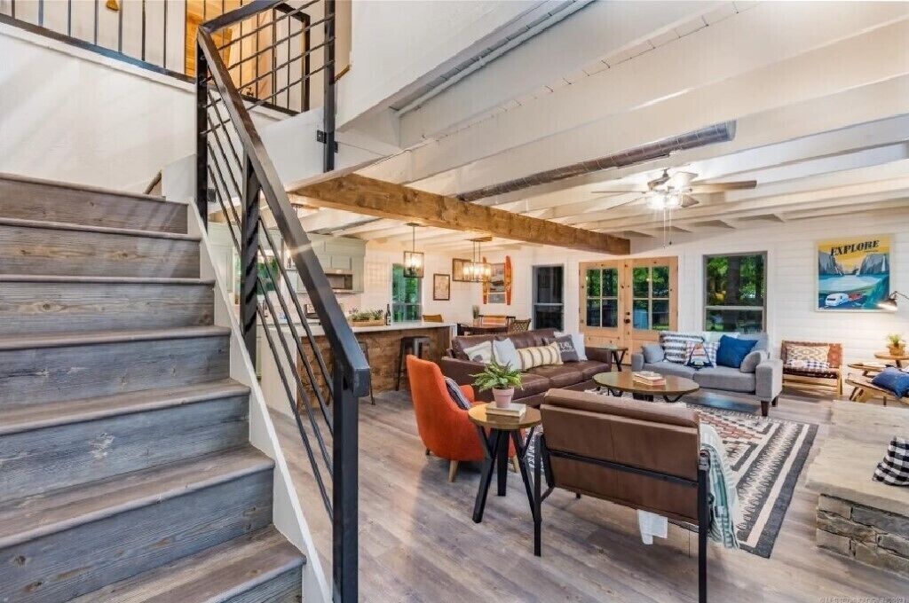 Oak & Pine - Charming Lakehouse Vibes