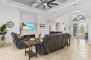 Smart TV, fireplace, books, printers - Family retreat home * Gulf access * Pool/Spa (Cape Coral)