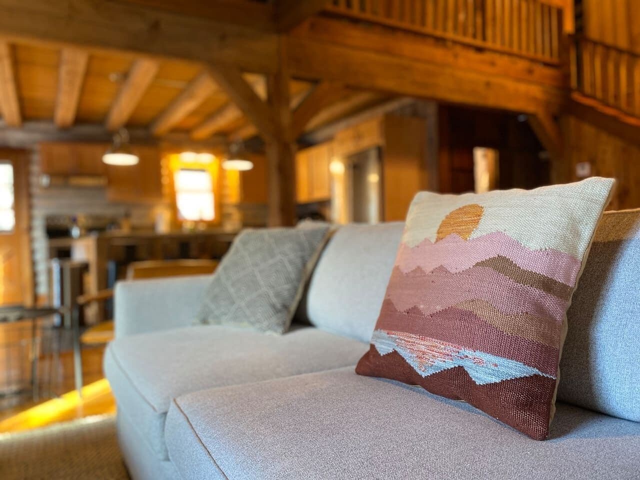 Freshly Renovated & Cozy Log Cabin - Room for 10!