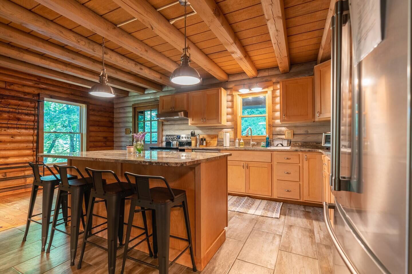 Freshly Renovated & Cozy Log Cabin - Room for 10!