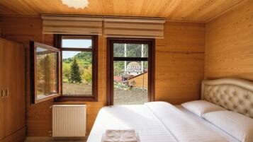 Suite Deluxe, vue lac | Draps en coton égyptien, literie de qualité supérieure