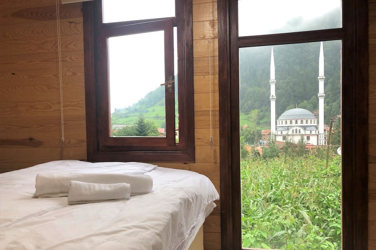 1 bedroom, Egyptian cotton sheets, premium bedding, down comforters