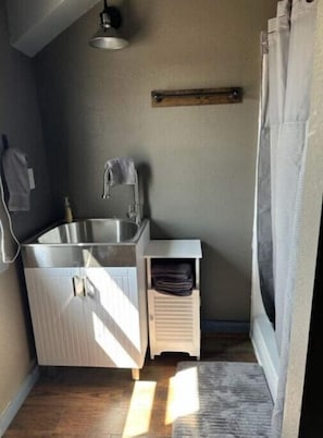 Shower, hair dryer, towels, soap - Small Town Cozy Getaway (Caledonia)