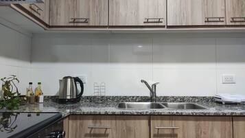 Een koelkast, een oven, een kookplaat, een waterkoker