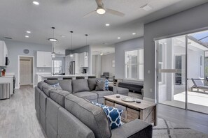 Smart TV, books - Remodeled Golf Course Pool & Spa Home (Davenport)