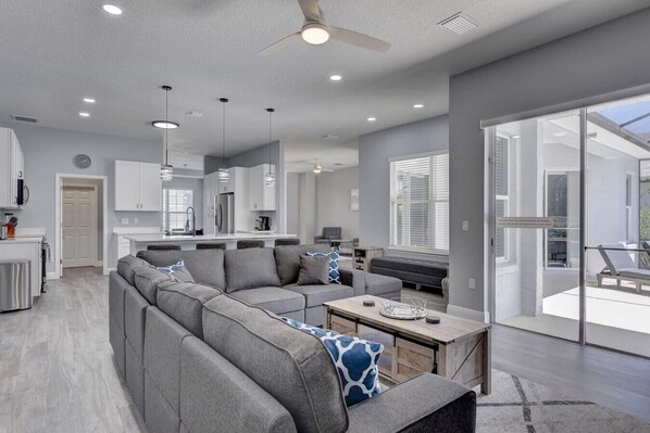 Smart TV, books - Remodeled Golf Course Pool & Spa Home (Davenport)