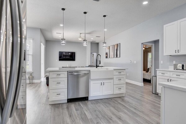 Fridge, microwave, oven, stovetop - Remodeled Golf Course Pool & Spa Home (Davenport)