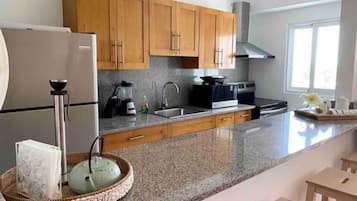 Réfrigérateur, micro-ondes, four, plaque de cuisson