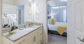 Secadora de cabello, toallas, jabón, shampoo 