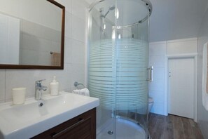 House | Bathroom - Apartments Horizon - Double Room With Balcony and Sea View (Dubrovnik)