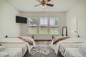 3 bedrooms, desk, iron/ironing board, travel cot - Central Austin 3/2 Townhome! Mins to FC stadium SXSW Top Spots! (Austin)