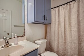 Hair dryer, towels, soap, toilet paper - Central Austin 3/2 Townhome! Mins to FC stadium SXSW Top Spots! (Austin)