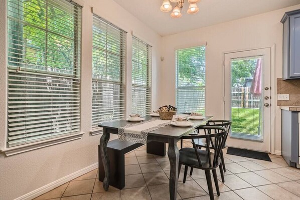 Dining - Business Friendly Central Austin 3/2 Townhome w/ Pool! (Austin)