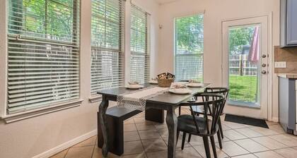 Business Friendly Central Austin 3/2 Townhome w/ Pool!