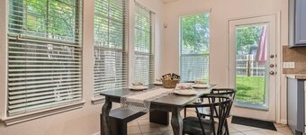 Business Friendly Central Austin 3/2 Townhome w/ Pool!
