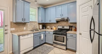 Business Friendly Central Austin 3/2 Townhome w/ Pool!