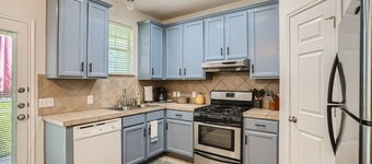 Business Friendly Central Austin 3/2 Townhome w/ Pool!