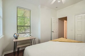 3 bedrooms, desk, iron/ironing board, travel cot - Business Friendly Central Austin 3/2 Townhome w/ Pool! (Austin)