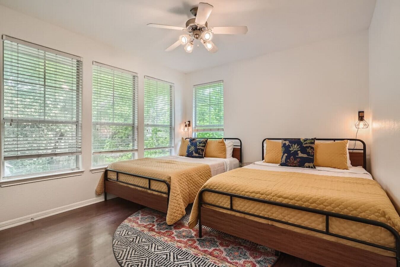 6 bedrooms, desk, iron/ironing board, travel crib