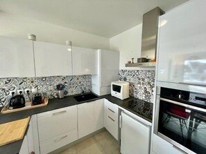 ثلاجة، فرن، غسالة أطباق، محمصة خبز