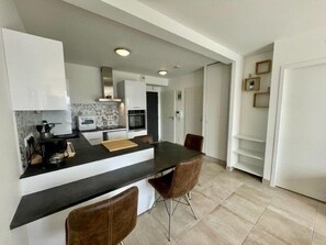 Réfrigérateur, four, lave-vaisselle, grille-pain