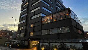 A multi-story building with a modern architectural design, featuring a flat roof and large windows. - Hotel Faranda Collection Zona G (Bogotá)